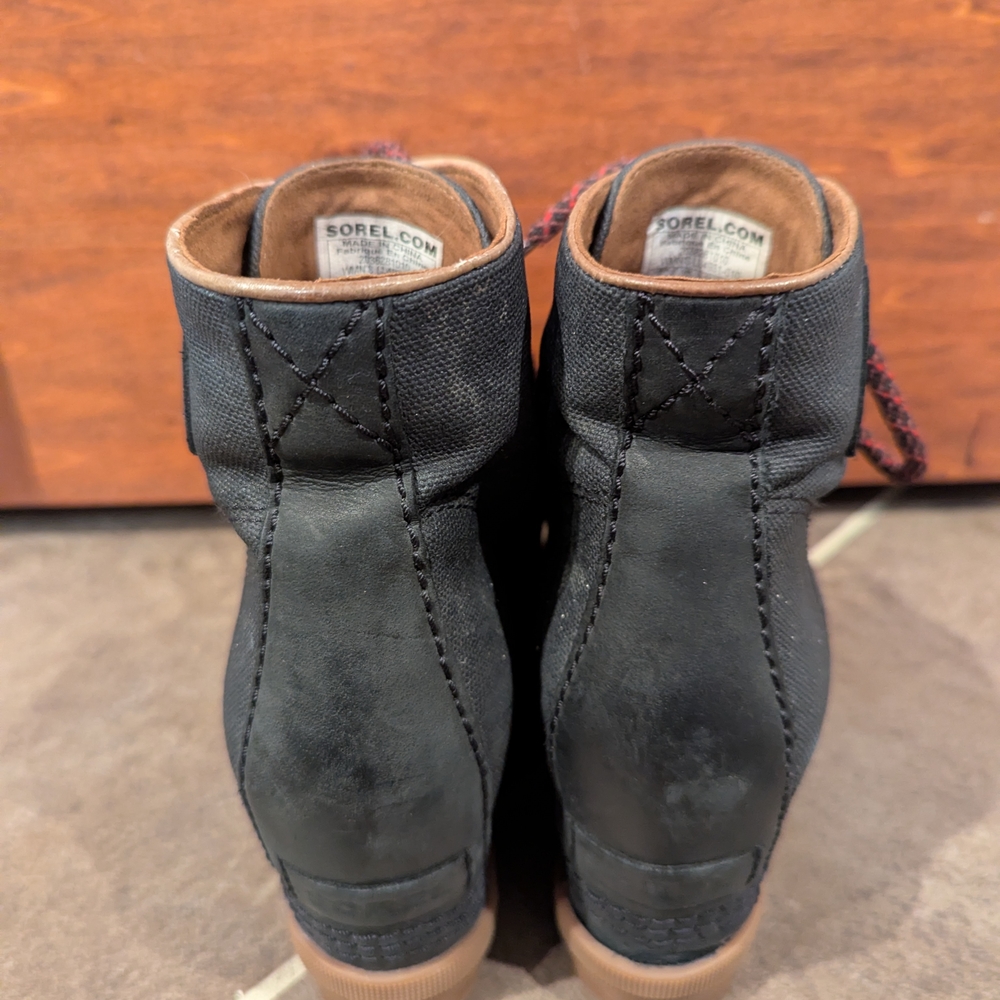 Sorel Women's Black and Tan Lace-Up Wedge Boots Size 7 - Picture 4 of 8